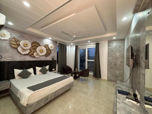 Un dormitorio con una cama y un televisor en una habitación. en Paramhans Hotel, en Rishīkesh