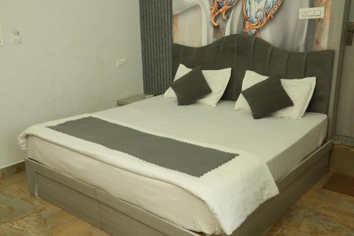 Cama o camas de una habitación en Paramhans Hotel