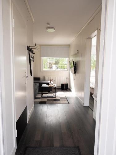 a hallway with a living room with a table at Motell Fyra Hästar in Rättvik