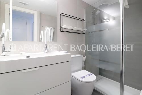 Un baño con inodoro, lavabo y ducha. en Apartarent 1500 - Apartamento Argulls, en Baqueira Beret