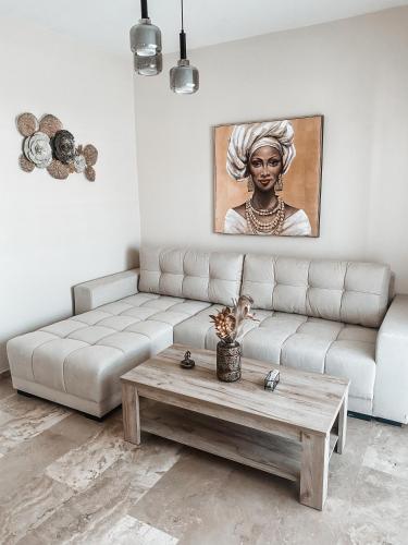 Ruang duduk di Elena's Sky Loft
