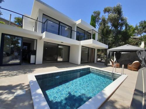 a house with a swimming pool in front of it at Villa vista mare in Zagrađe