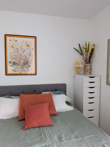 une chambre avec un lit et un tableau au mur dans l'établissement Havre de paix, à Coulaines