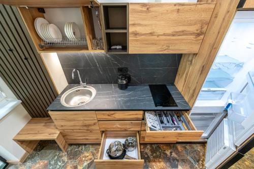Una cocina o cocineta en Designer suites of Deribas