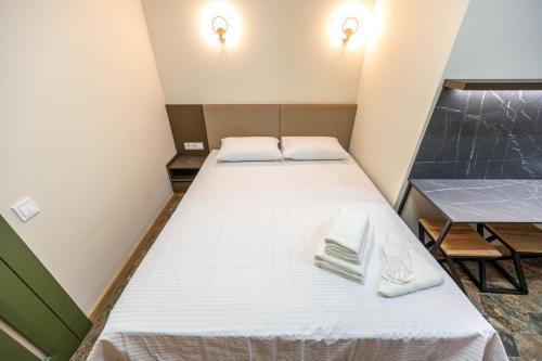 Una cama o camas en una habitación de Designer suites of Deribas