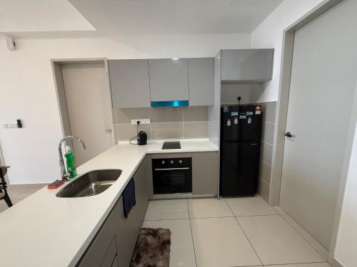 Η κουζίνα ή μικρή κουζίνα στο Trion KL Residence By CozyNest