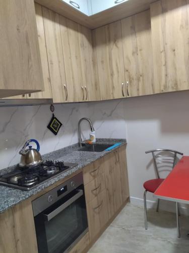 Apartments in kobuletiにあるキッチンまたは簡易キッチン