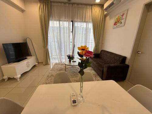 Μια τηλεόραση ή/και κέντρο ψυχαγωγίας στο Trion KL Residence By CozyNest