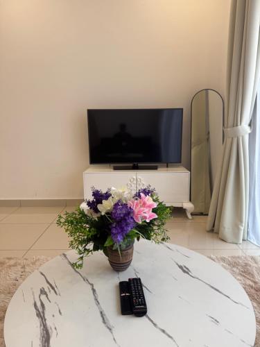Μια τηλεόραση ή/και κέντρο ψυχαγωγίας στο Trion KL Residence By CozyNest