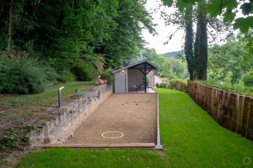 a small shed in the middle of a yard at La Pastorale in Manhay