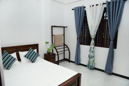 Ένα ή περισσότερα κρεβάτια σε δωμάτιο στο Sandakini Home Rest