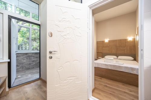 Un baño de Designer suites of Deribas