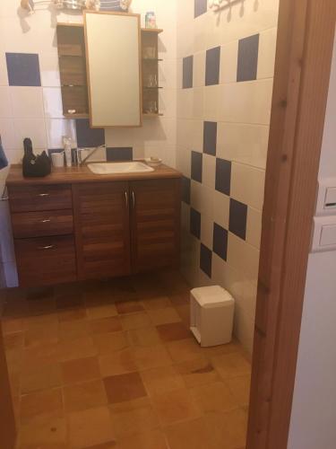 une salle de bain avec un lavabo et un miroir dans l'établissement Chalet dans les alpages de Savoie, à Villard-sur-Doron