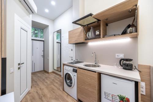 Una cocina o cocineta en Designer suites of Deribas