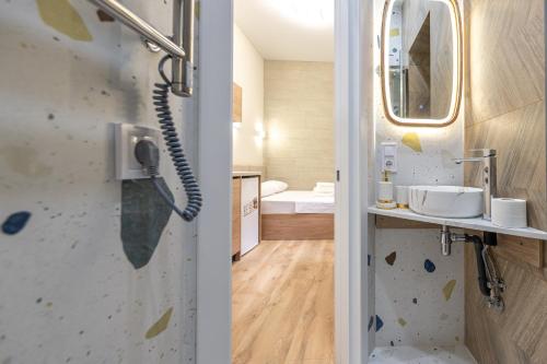 Un baño de Designer suites of Deribas