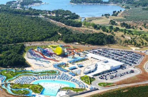 uma vista aérea de um parque aquático com uma piscina em Dubravka 1 em Funtana