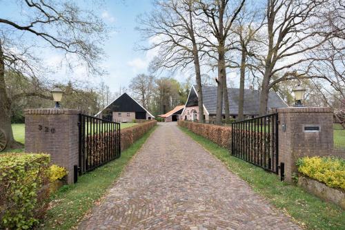 a driveway leading to a house with a fence at Bed & Breakfast Twekkelo in Enschede