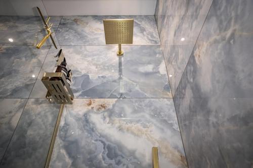 a room with aamed floor with a lamp and aamed ceiling at Maison Rokxy - Luxury Apartments in London