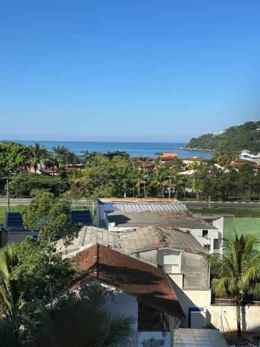 an aerial view of buildings and the ocean at VISTA MAR 3 min caminhada até a praia in Ubatuba
