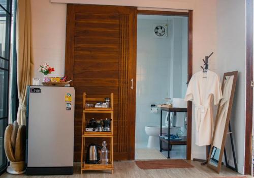 Η κουζίνα ή μικρή κουζίνα στο Chanshine Villa - จันทร์ฉาย วิลล่า