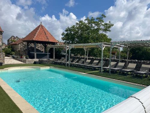 une piscine avec des chaises et un gazebo dans l'établissement EI Domaine du Bouygues chambres d'hôtes, à Le Juge