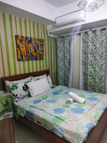 ein Schlafzimmer mit einem großen Bett mit in der Unterkunft Smdc Wind Residences Tagaytay with Balcony 19th floor in Tagaytay