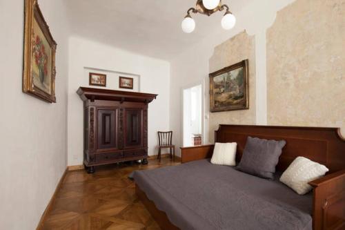 プラハにあるAriana Old Townのベッドルーム1室(ベッド1台、キャビネット付)