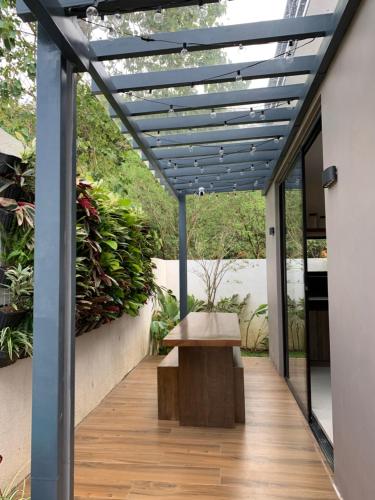 Κήπος έξω από το Madria Loft Cabin