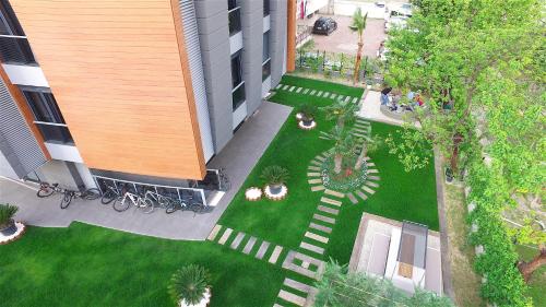 een luchtzicht op een tuin met een gebouw bij BMK Suites Apartments in Antalya