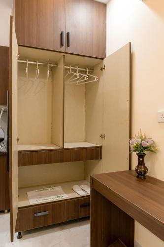 Dapur atau dapur kecil di Limewood Stay Service Apartment 1BHK - Millennium City Centre