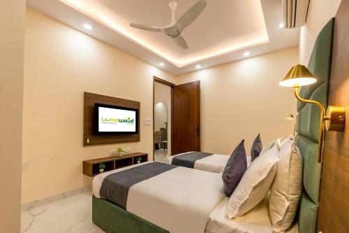 Televisyen dan/atau pusat hiburan di Limewood Stay Service Apartment 1BHK - Millennium City Centre