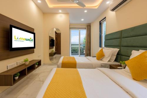 Televisyen dan/atau pusat hiburan di Limewood Stay Service Apartment 1BHK - Millennium City Centre