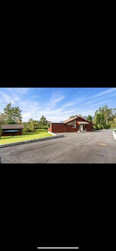 two pictures of a house and a street with a building at Hytte nært lutsivannet in Sandnes