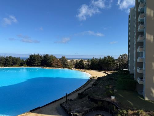 a view of a swimming pool next to a building at Departamento Playa Las Cruces LagunaMar 3D2B con KYAK in Las Cruces