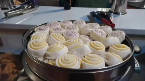 a pan filled with white frosted cupcakes at Guilin Green Bamboo Hotel in Guilin