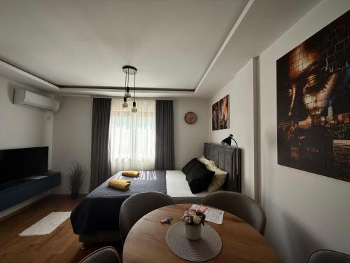 Una cama o camas en una habitación de DUNjA Apartman