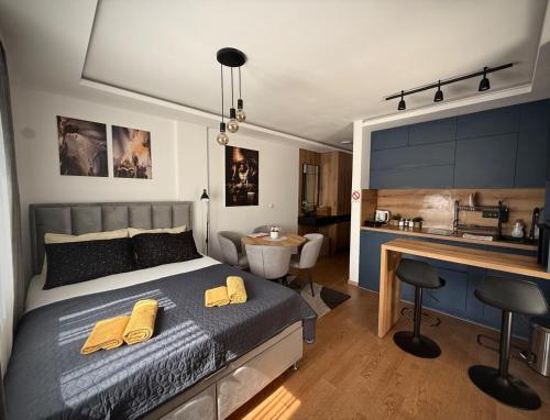 Una cama o camas en una habitación de DUNjA Apartman