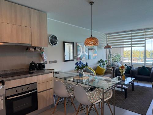 a kitchen and living room with a table and chairs at Departamento Playa Las Cruces LagunaMar 3D2B con KYAK in Las Cruces