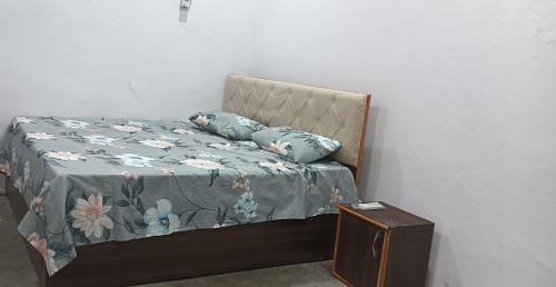 Ένα ή περισσότερα κρεβάτια σε δωμάτιο στο Shiva Dhaba & Room's