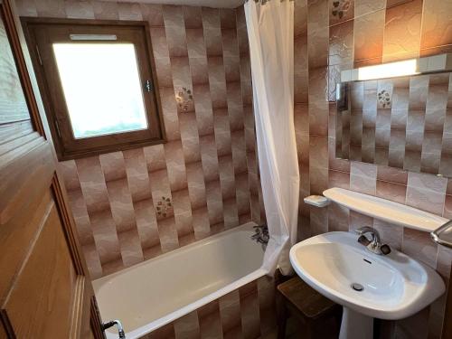 une salle de bain avec un lavabo, une baignoire et des toilettes dans l'établissement Charmant 2 pièces – Proche pistes, 5 pers, Les Saisies - FR-1-810-14, aux Saisies