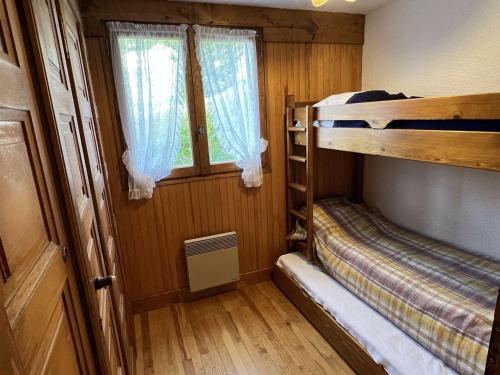 une petite chambre avec deux lits superposés et une fenêtre dans l'établissement Charmant 2 pièces – Proche pistes, 5 pers, Les Saisies - FR-1-810-14, aux Saisies