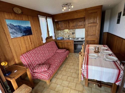- une cuisine avec un canapé et une table dans une chambre dans l'établissement Charmant 2 pièces – Proche pistes, 5 pers, Les Saisies - FR-1-810-14, aux Saisies