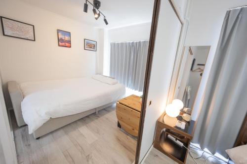 ein kleines Schlafzimmer mit einem Bett und einem Spiegel in der Unterkunft shan-Nishiochiai 2F in Tokio