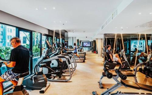einen Fitnessraum mit Laufbändern und Geräten in der Unterkunft Central Pattaya Excellent Place in Pattaya