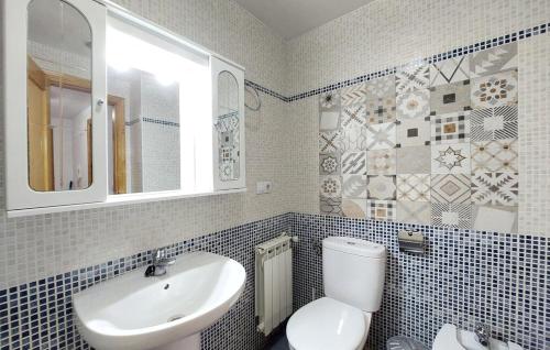 a bathroom with a white toilet and a sink at Encantadora y acogedora casa in San Juan de Moró