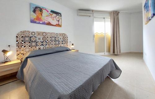 a bedroom with a large bed in a room at Encantadora y acogedora casa in San Juan de Moró