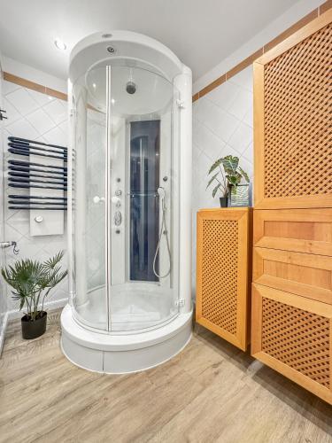 a bathroom with a shower with a glass door at Design-Apartment mit Meerblick in Travemünde