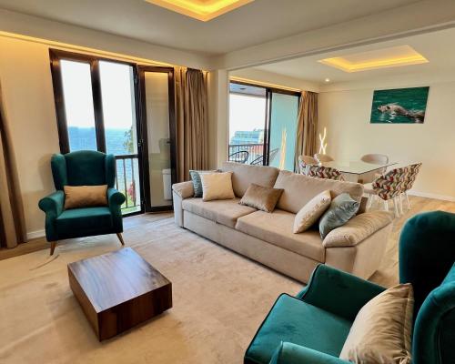 un soggiorno con un divano e un tavolo di Ocean Horizon a Funchal