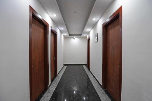 un pasillo con dos puertas en Hotel O Noida Stays, en Indirapuram