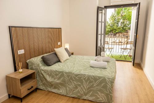a bedroom with a bed and a balcony at Apartamento en centro de Cazorla con vista a la montaña in Cazorla